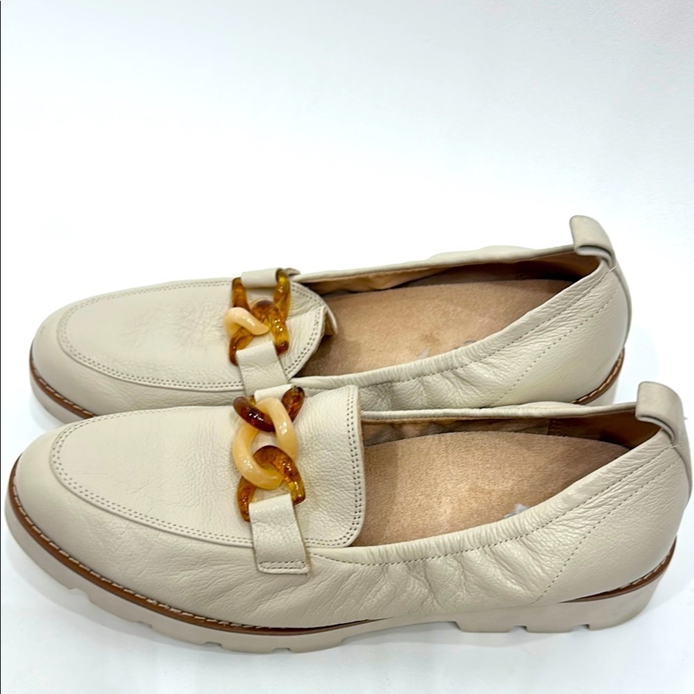 Vionic Cynthia cream color Slip on loafers size 9.5